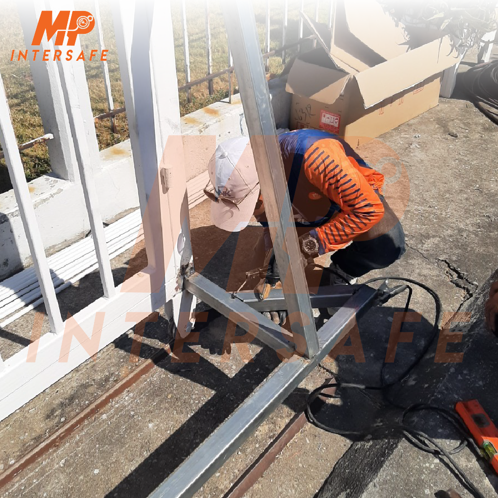 กลอรีแพลน ประตูมอเตอร์ ALBANO รุ่น 2000 kg. Site : ชลบุรี 7